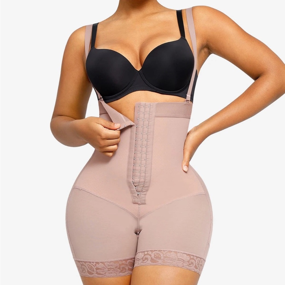 Shapellx shapewear Bare Essential AirSlim® Core
Sculpt Mid Thigh Shaper Short - Picture 3 of 10